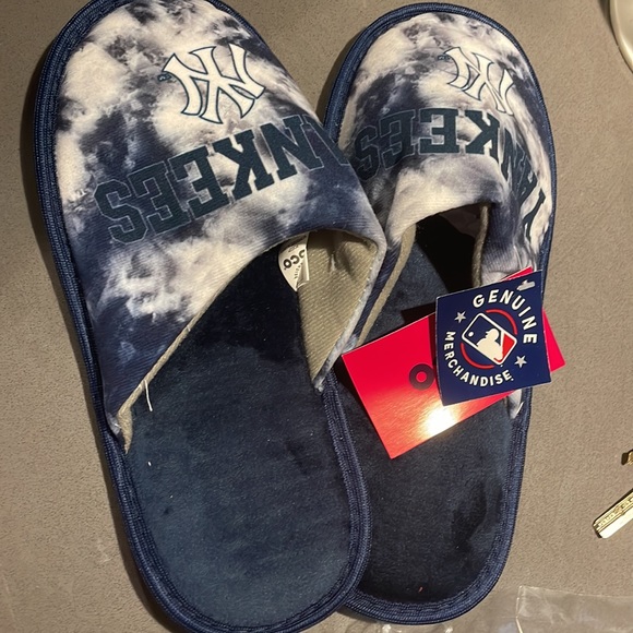 Women's Yankees Tie Dye House Slippers L (9-10) - Picture 2 of 5